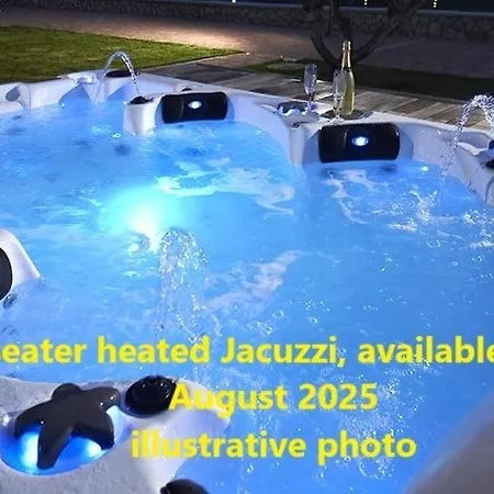 Stravanata - Large Pool, Car And Heated Outdoor Jacuzzi